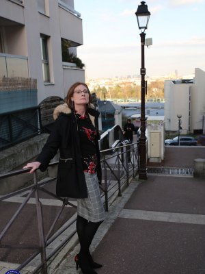 Насадил на член зрелую хозяйку квартиры с маленькими сиськами