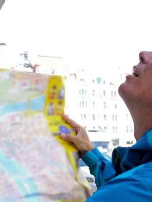 Спустил сперму на вагину красивой соседской девушки в джинсах