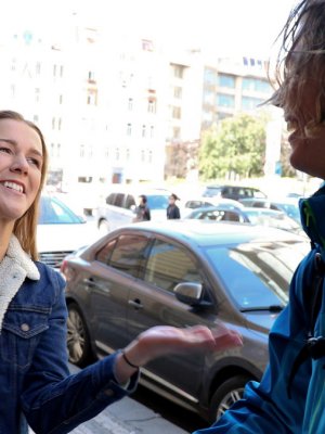 Спустил сперму на вагину красивой соседской девушки в джинсах