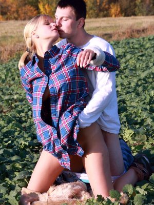 Трахается с деревенской девушкой на свежем воздухе