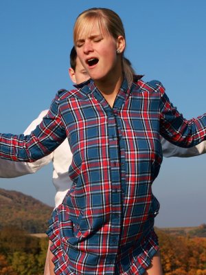 Трахается с деревенской девушкой на свежем воздухе