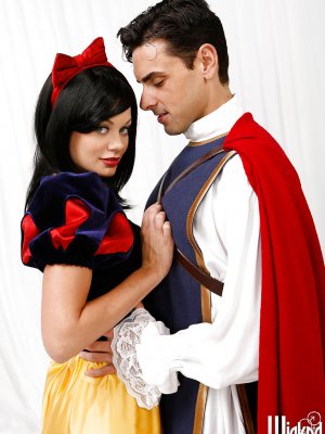 Сисястую Белоснежку трахают в позе догги стайл за кутеж с гномами