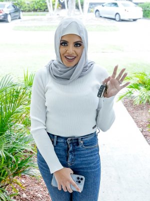 Выебал арабскую милфу в джинсах раком на диване