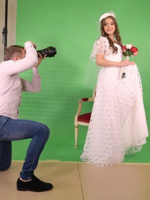 Жесткий трах в пизду русской невесты с маленькими сиськами