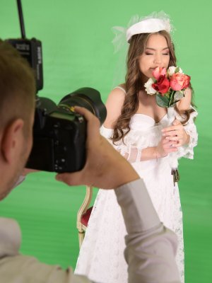 Жесткий трах в пизду русской невесты с маленькими сиськами