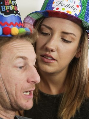 Девушка в джинсовых шортиках отсосала хуй друга на день рождения