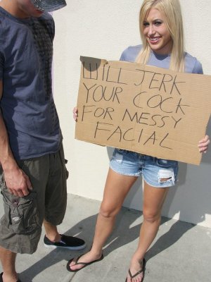 Кончил на лицо бездомной девушки заплатив ей за дрочку большого члена