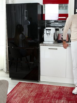 Крутой холостяк дает в рот двум молоденьким студенткам