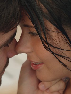 Красивая брюнетка возбудила парня на отсос в бассейне