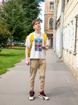 Рыжая русская шлюха глубоко отсосала хуй парня из доставки еды