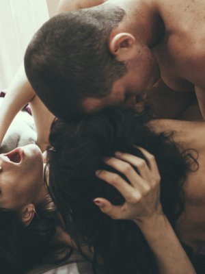 Я и моя невеста занимаемся нежным сексом с ее подругой в гостинице