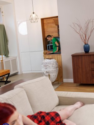 Возбудили зрелую мамочку блондинку на секс втроем в гостиной комнате