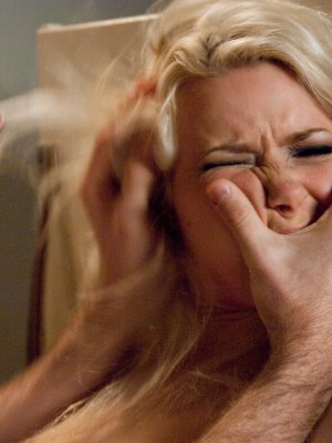 Грубо выебал блондинку с натуральной грудью за свою машину