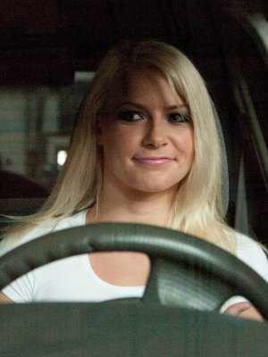 Грубо выебал блондинку с натуральной грудью за свою машину