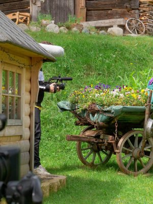 Трахает лысую негритянку Заавади в черную пизду на свежем воздухе