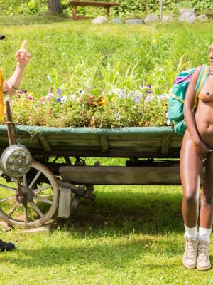 Трахает лысую негритянку Заавади в черную пизду на свежем воздухе