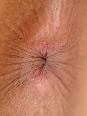 Сексуальная милфа мастурбирует анал пальцами на крупный план