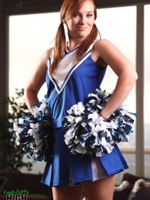 Кончает на живот студентки чирлидерши с косичками