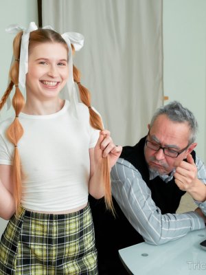 Студентка худышка трахается со старым преподом философии