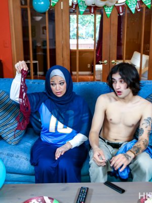 Жестко трахает арабскую мамочку в позе раком