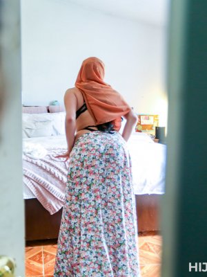 Жестко трахает арабскую мамочку в позе раком