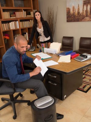 Куннилингус молодой секретарше с длинными ножками