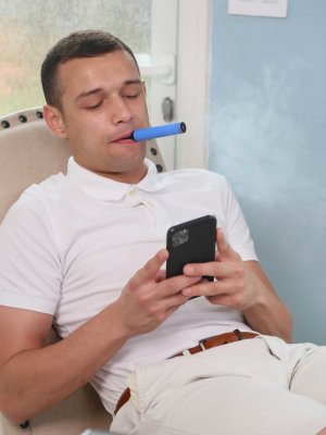 Горячая милфа отсосала хуй парня из тиндера