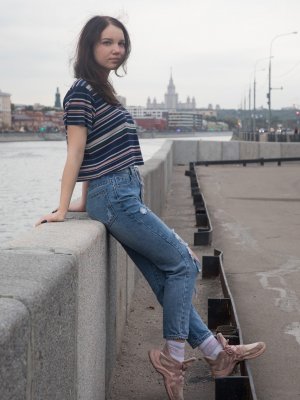 Соблазнил на секс русскую девушку в джинсах с кремпаем