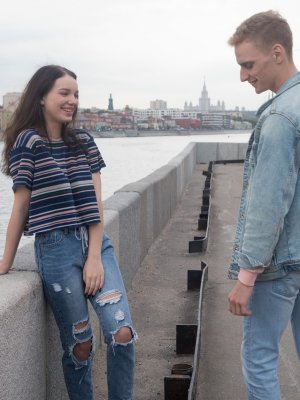 Соблазнил на секс русскую девушку в джинсах с кремпаем