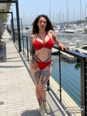 Кончил в большую жопу пышной сучки с татуировками