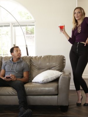 Худая белая мамочка делает горловой отсос черного хуя молодому парню