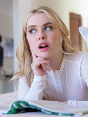 Трахается с красивой блондинкой в одежде