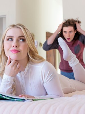 Трахается с красивой блондинкой в одежде