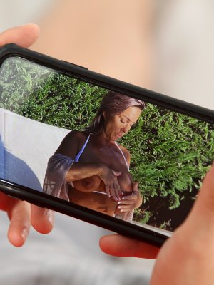 Кончаю в теплую киску домохозяйки с татуировкой