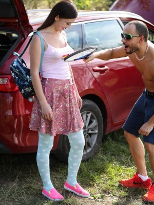 Трахает в письку молоденькую европейскую студентку на природе