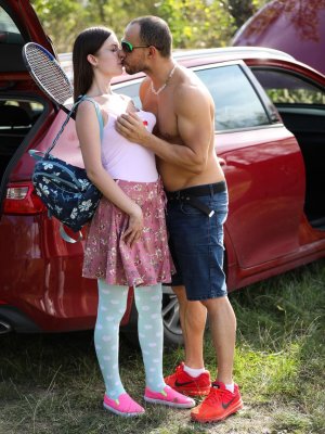 Трахает в письку молоденькую европейскую студентку на природе