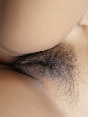 Кончает в волосатую пизду красивой тайской девушки