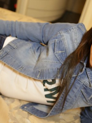 Худая азиатка сняла джинсы для траха в писю с кремпаем