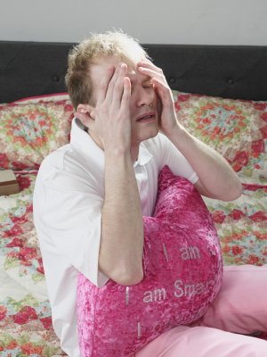 Милфа контролирует секс студентки с ее парнем 