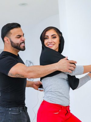 Жесткий секс с красивой арабской девушкой в хиджабе