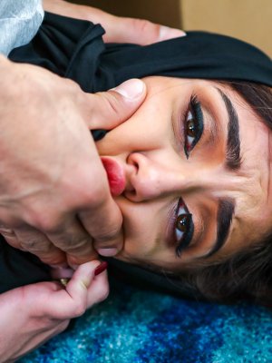 Жесткий секс с красивой арабской девушкой в хиджабе