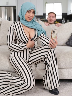 Жестко трахает в пизду арабскую мамочку с натуральной грудью