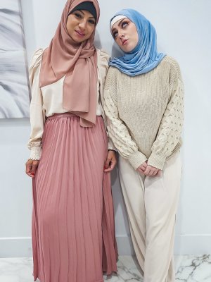 Ебет двух арабских милф с большими сиськами