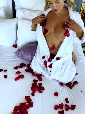 Кончил на попку замужней милфы после нежного секса