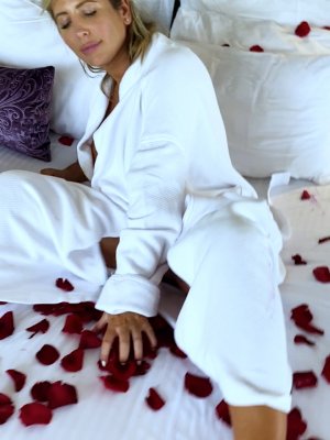 Кончил на попку замужней милфы после нежного секса