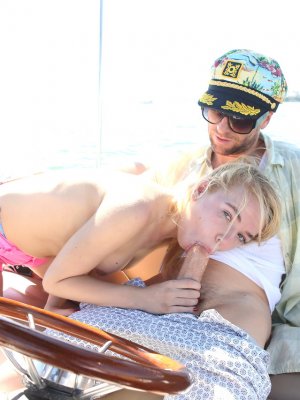 Капитан трахает стройную блондинку на яхте 