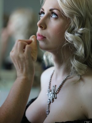 Красивой блондинке вставили сразу два члена в попу 