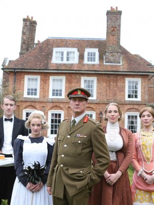 Горничная офицера и его жена трахаются с дворецким 