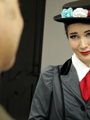 Парень трахнул красивую горничную начав с кунилингуса