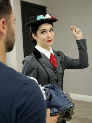 Парень трахнул красивую горничную начав с кунилингуса